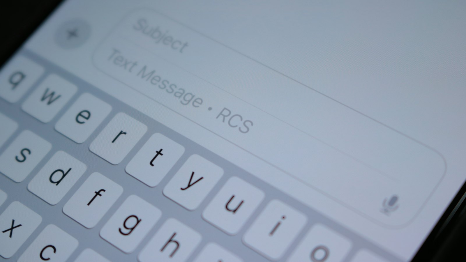 A phone screen showing an empty text message field and keyboard